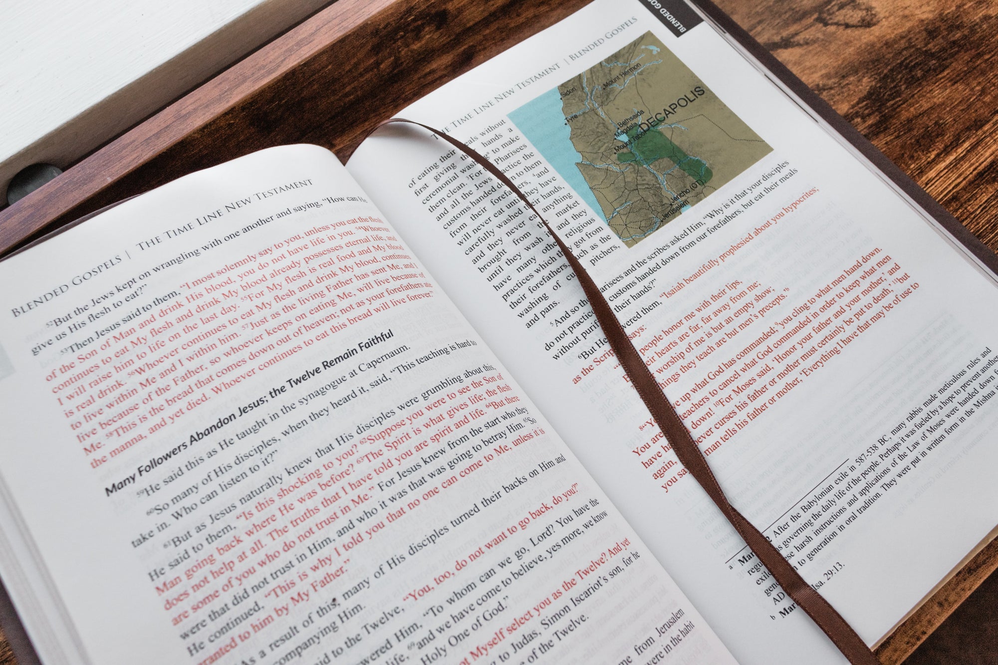 The Time Line New Testament Bible (2023) (Leather Look with Gold Foil Imprint and Gold Foil Pages) (Words of Christ in Red) (Full Color Interior and Maps) (Imitation Leather – January 17, 2023)